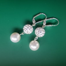 Mirdzošie pērļu auskari